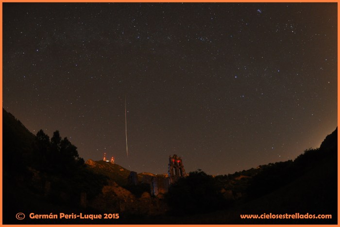 Brillante estrella fugaz sobre el monasterio Carmelita del Desert de les Palmes. Crédito Autor.